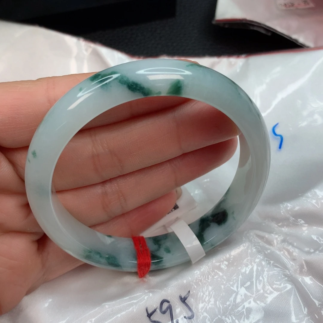 翡翠手镯未镶嵌…………