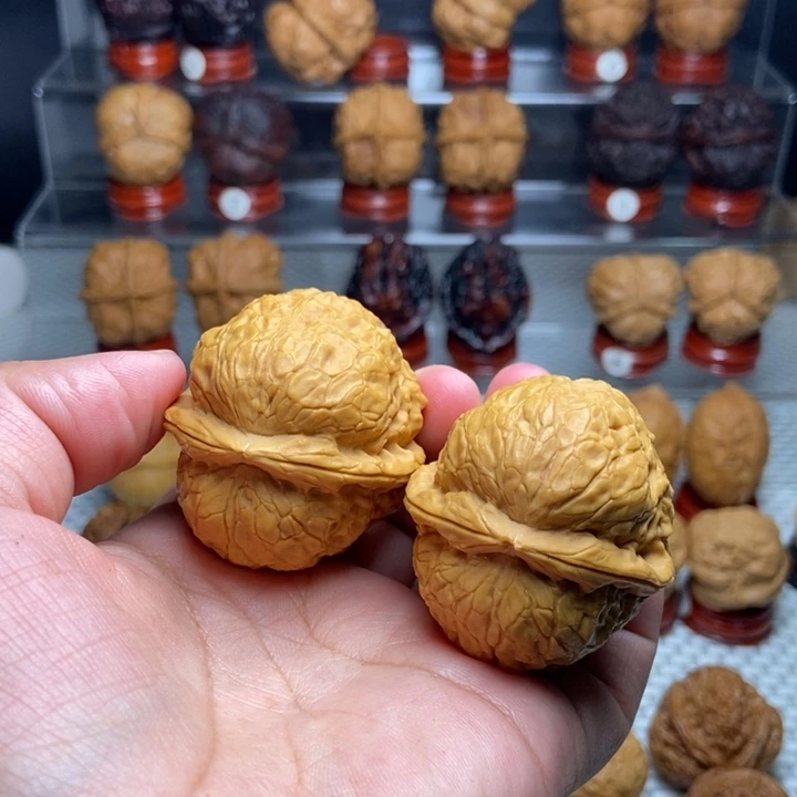 桃核把件玄铁铁核桃37