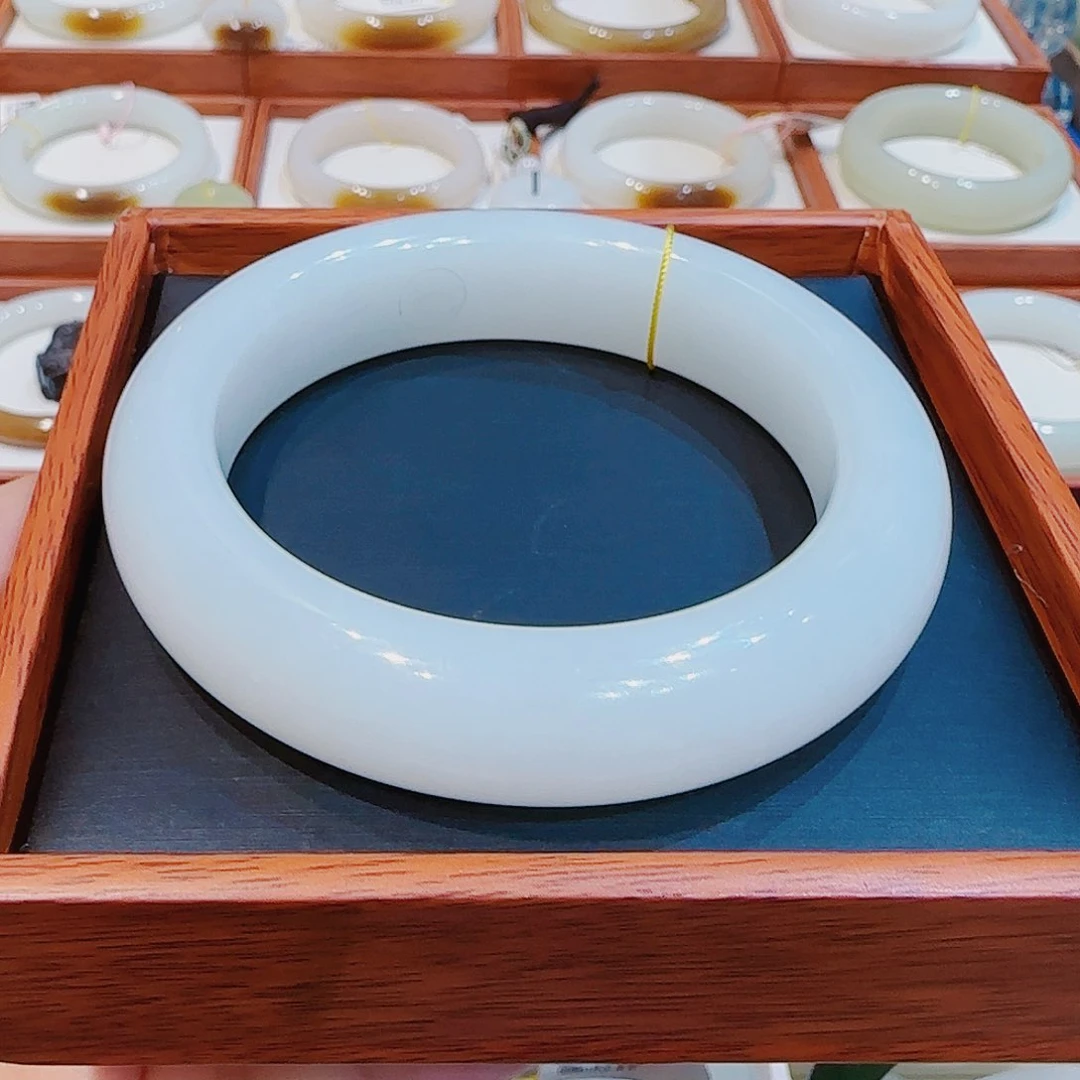 和田玉手镯未镶嵌羊脂白57