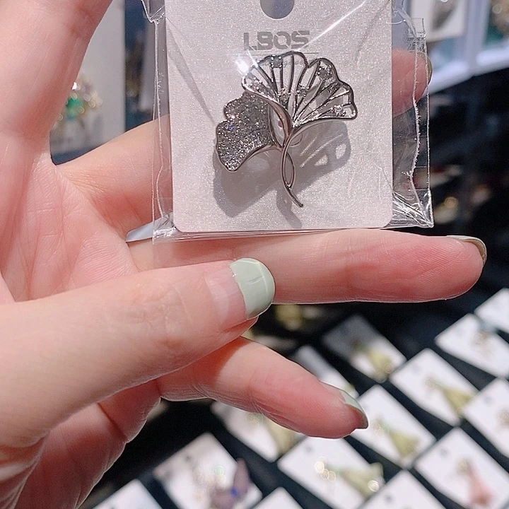 铜合金锆石银杏叶胸针