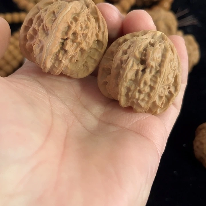 文玩核桃把件40左右微瑕白狮子，编号038