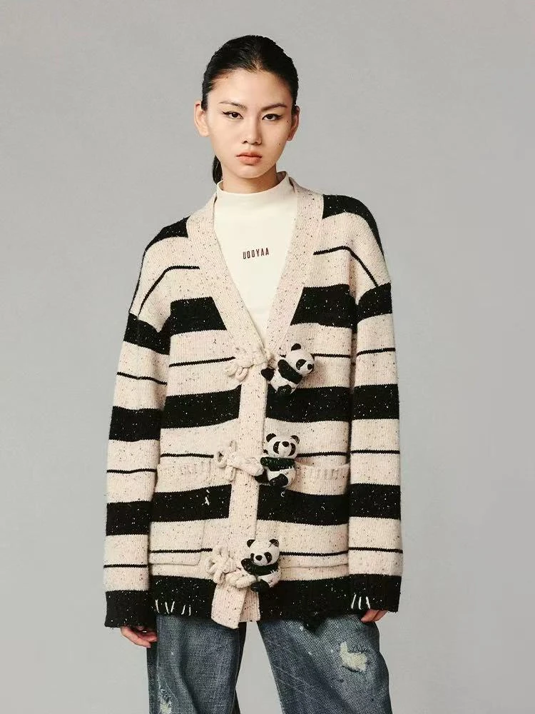 UOOYAA/乌丫25春季新款「熊熊系列」复古条纹抱抱熊猫V领毛开衫2999