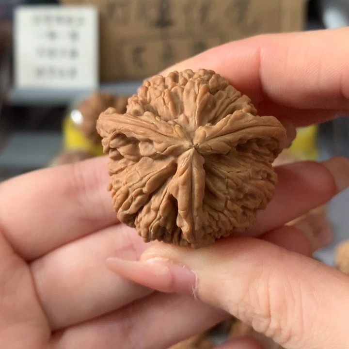 A***桥文玩核桃吊坠异形单只，有瑕疵