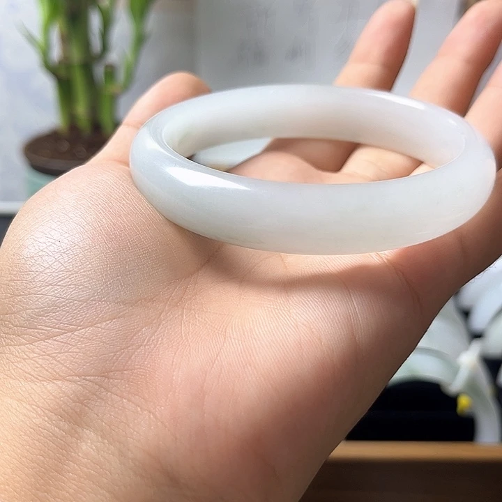 颈饰未镶嵌透闪石质玉6465