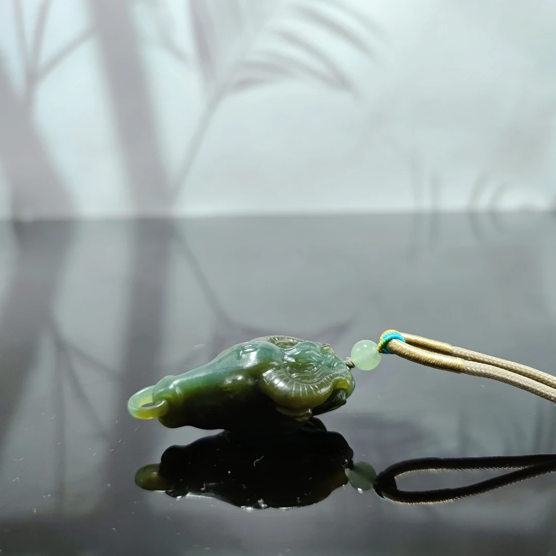 R和田玉牛气冲天吊坠0133