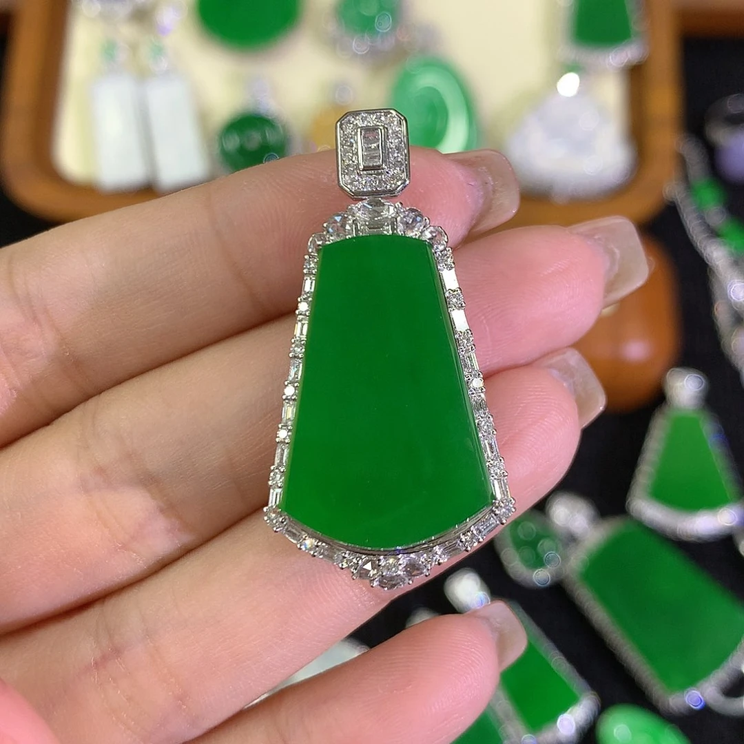 翡翠18K金镶嵌颈饰8888888