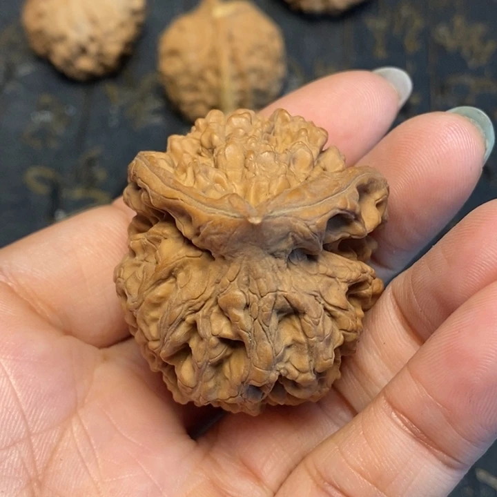 文玩核桃吊坠秋****?文玩核桃异形单只