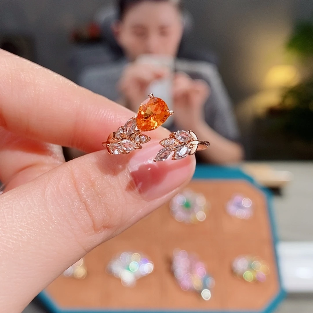 18K金镶嵌戒指石榴石（芬达石）1.075ct