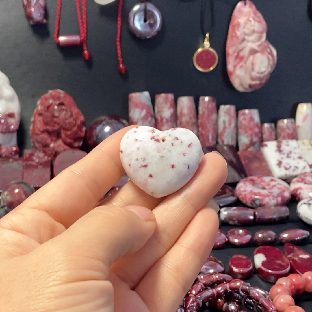 天然辰砂原石爱心吊坠