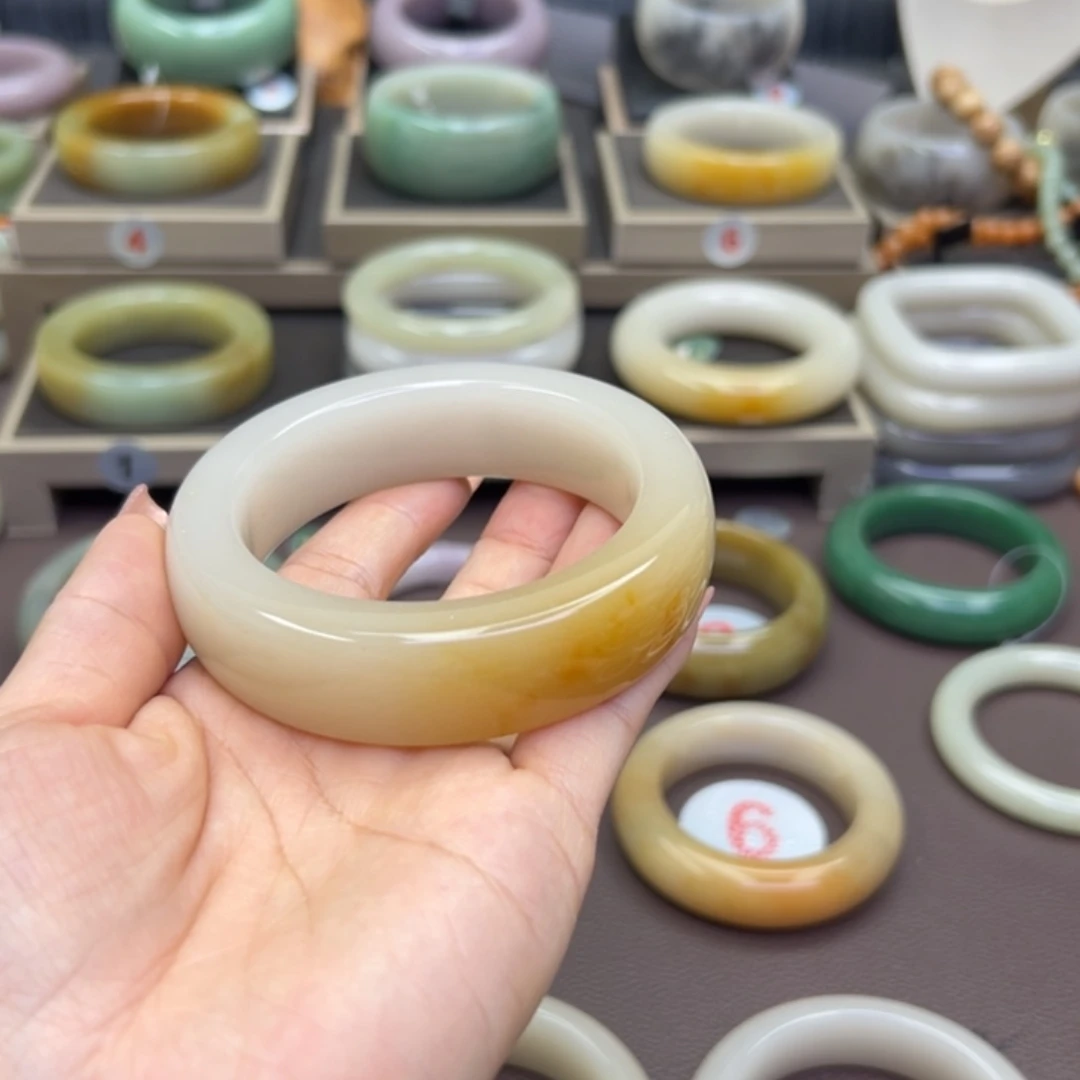 石英质玉手镯未镶嵌好****?