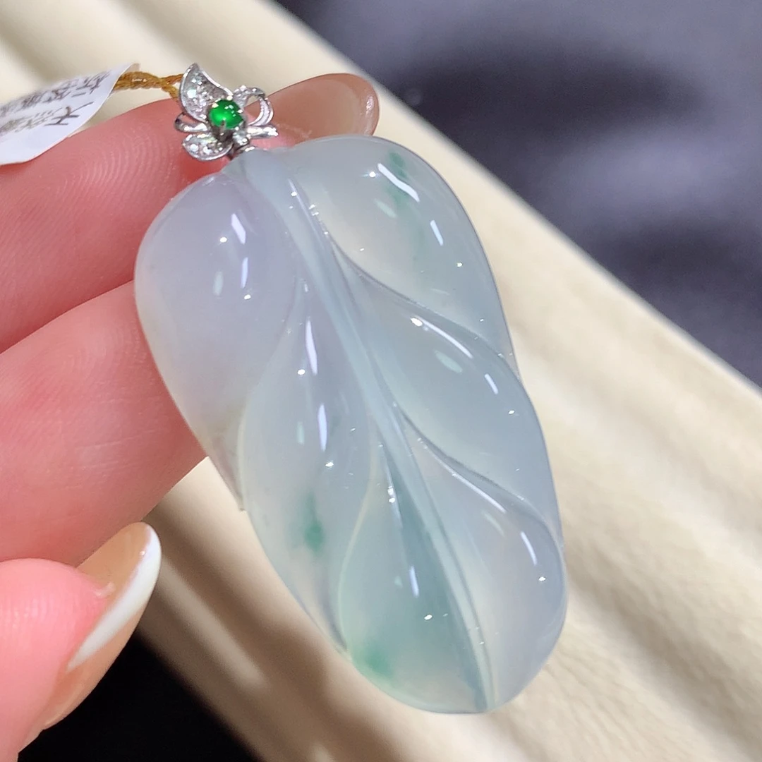 翡翠18K金镶嵌颈饰叶子