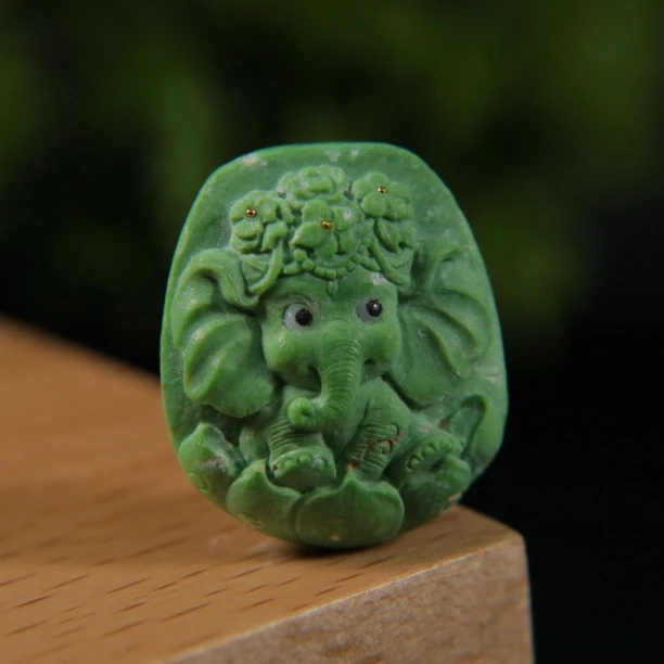 原矿绿松石菜籽黄象宝宝吊坠 尺寸21.5×25×9.5mm，重6.58g