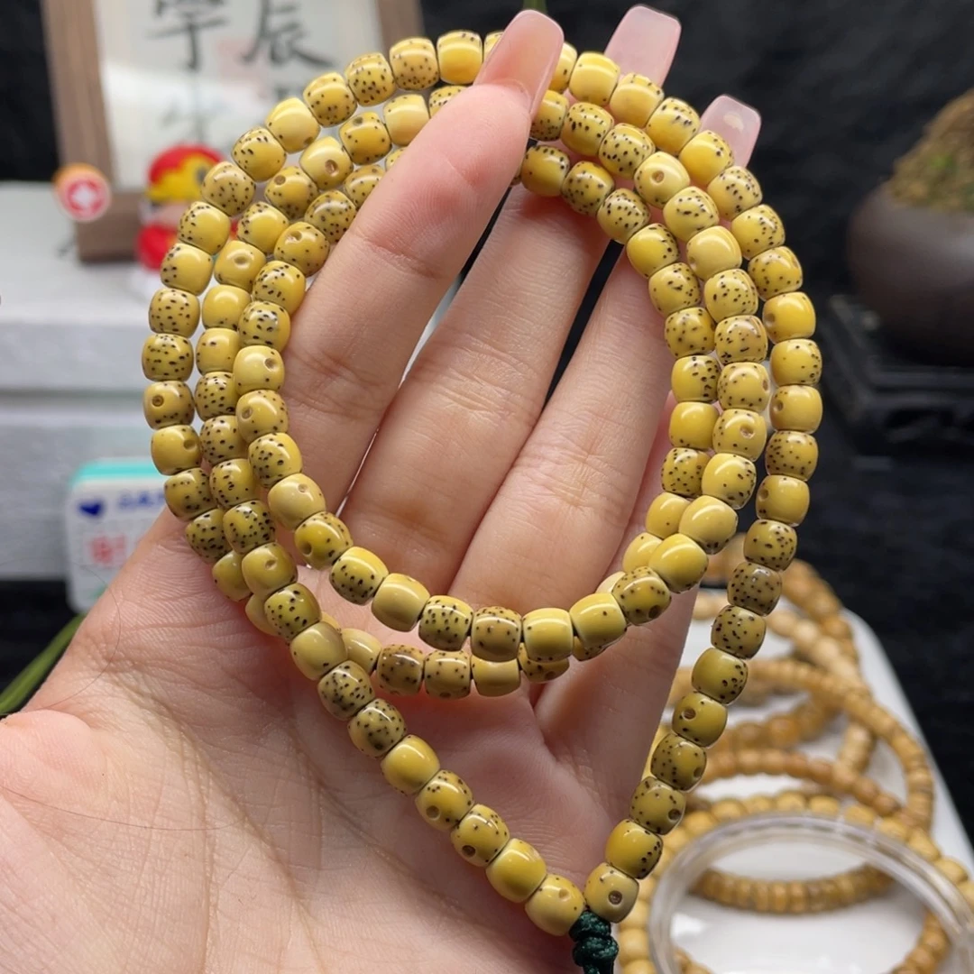 吊坠星月菩提H3 3分之2鸡油黄108