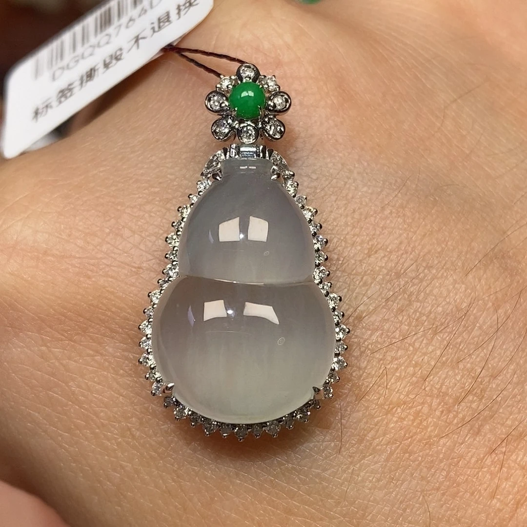 翡翠18K金镶嵌颈饰葫芦