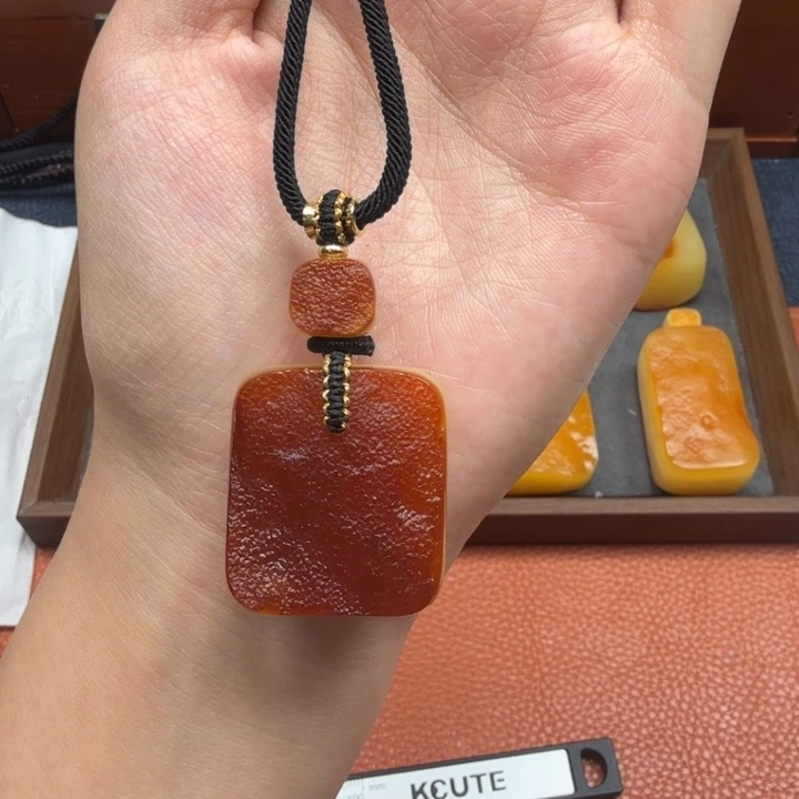 蜜蜡未镶嵌吊坠(赠链)