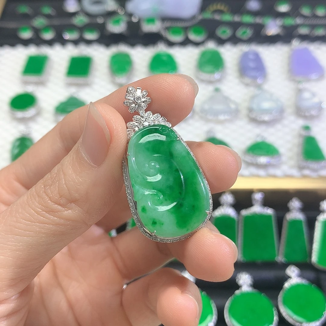 颈饰18K金镶嵌翡翠吊坠