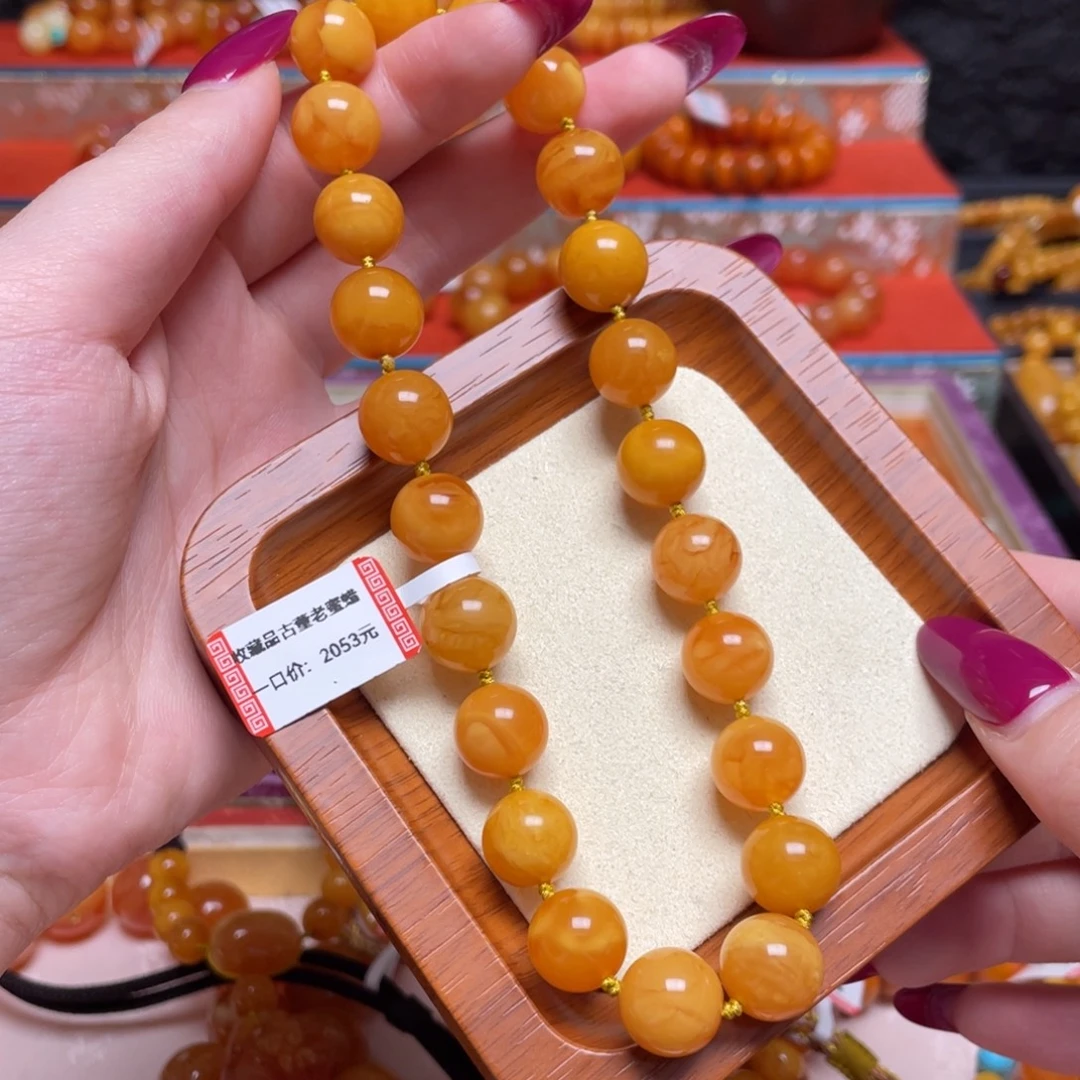 蜜蜡未镶嵌颈饰手持