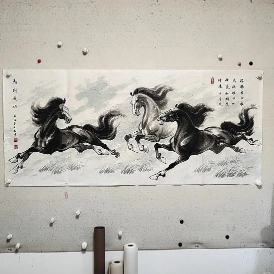 横款周士宸水墨写意奔马作品