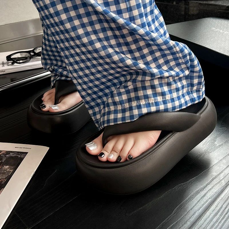 2025年夏季新品简约时尚高跟人字拖沙滩女款外穿厚底增高休闲百搭