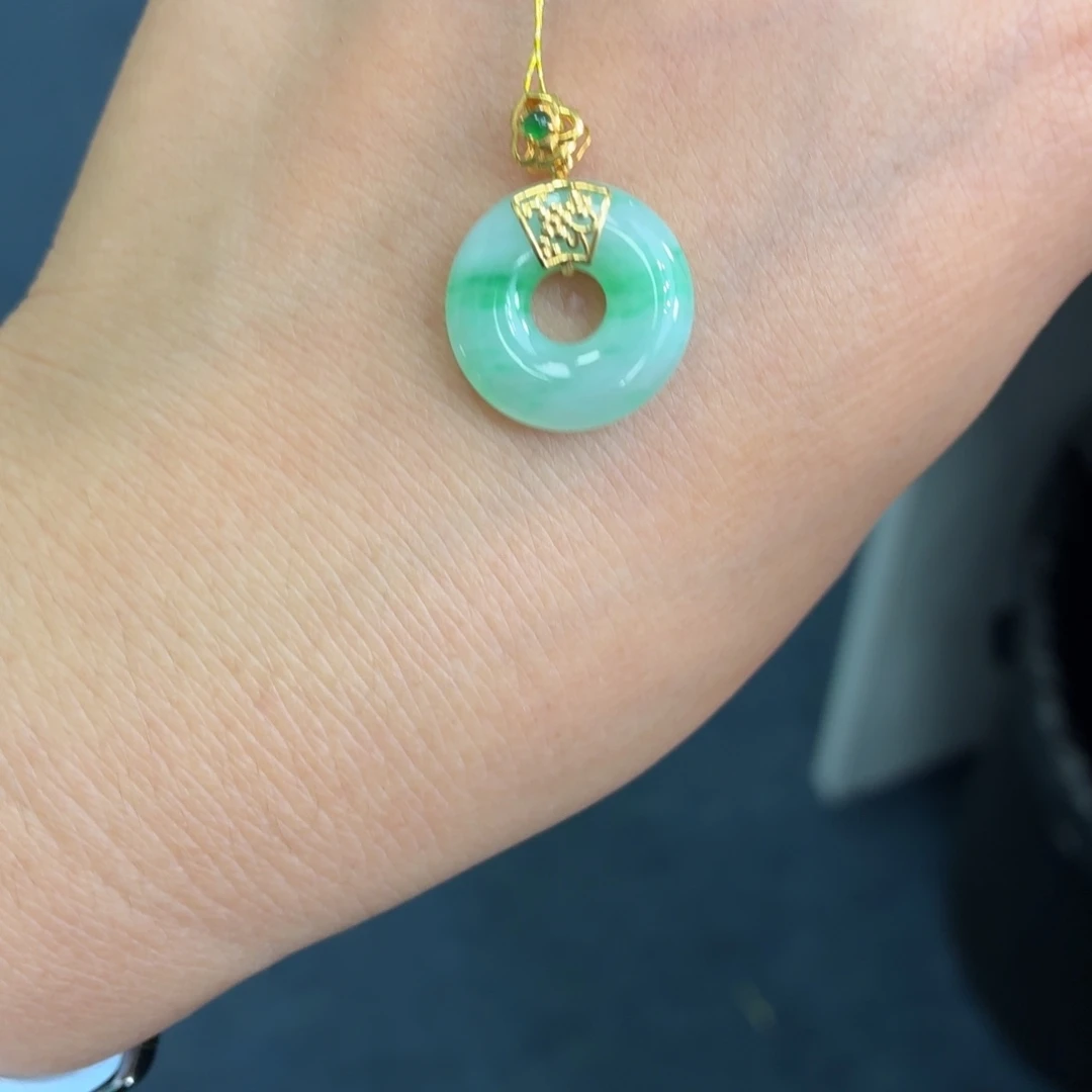 翡翠18K金镶嵌颈饰