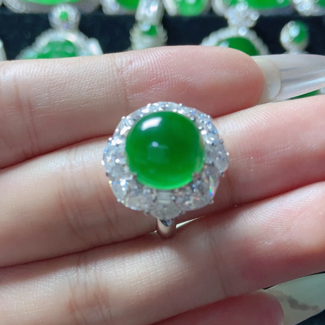 翡翠18K金镶嵌颈饰18。