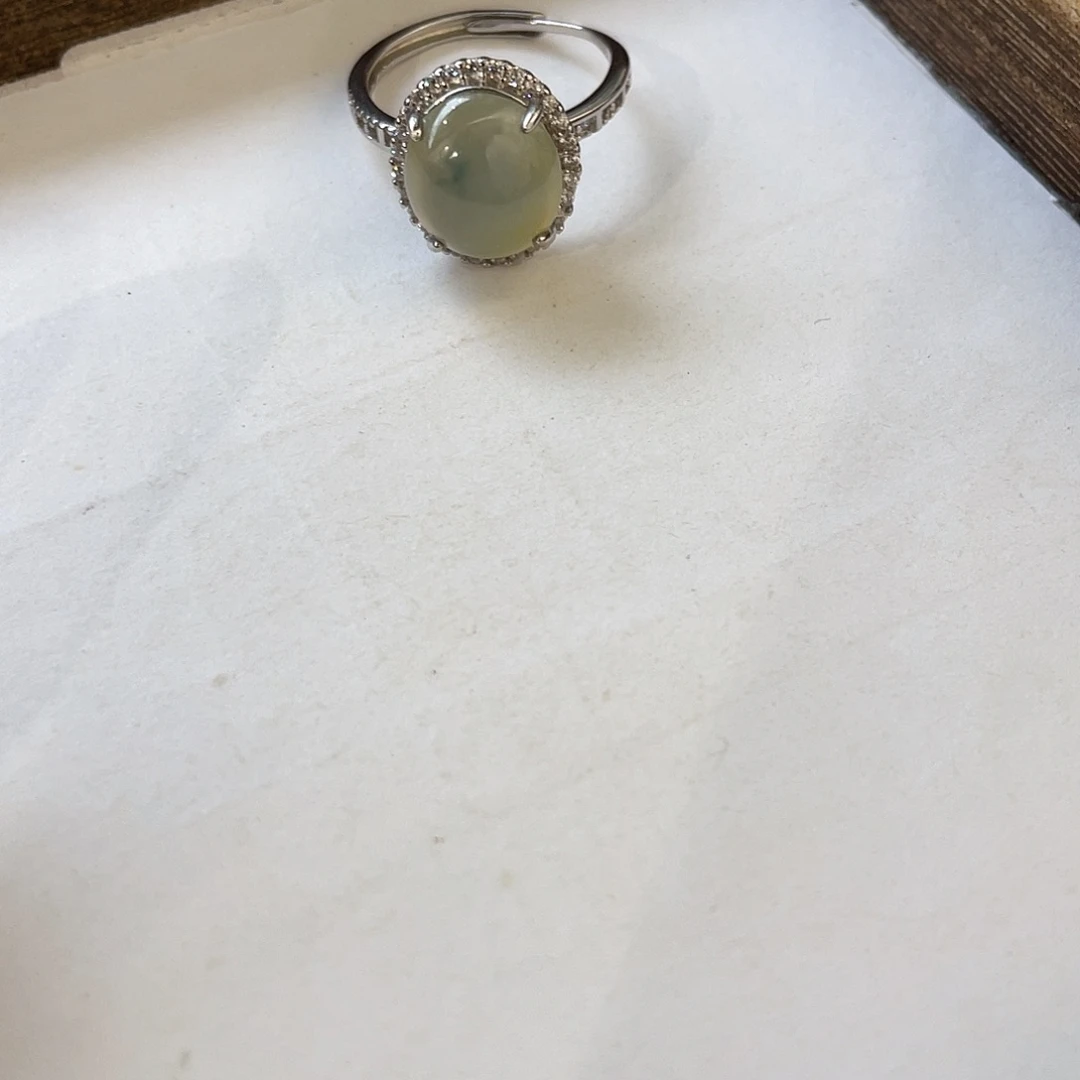 虹****翡翠未镶嵌颈饰