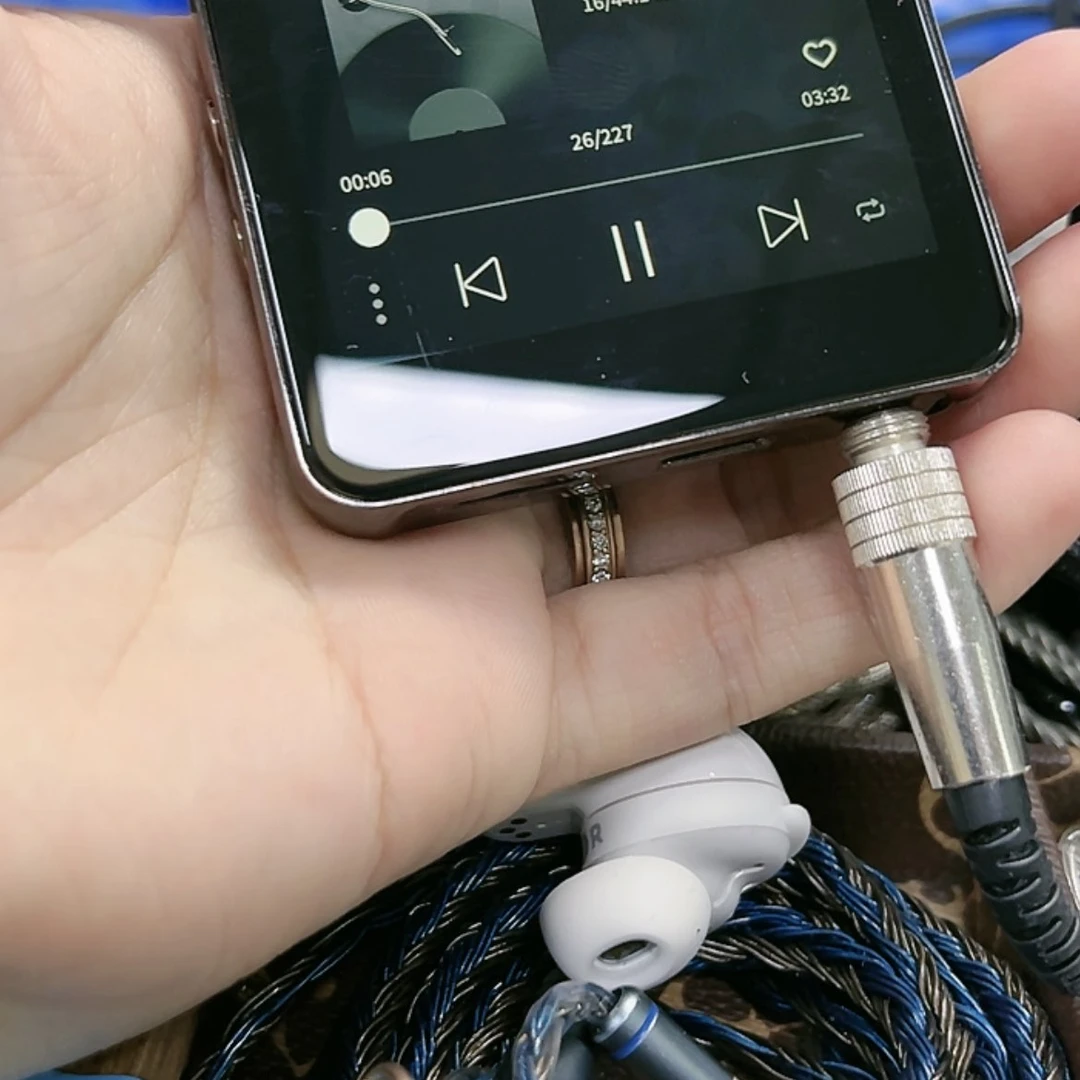 【闪购商品】95新R2