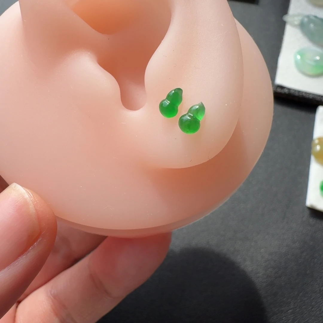 定制翡翠未镶嵌冰种浓阳绿葫芦