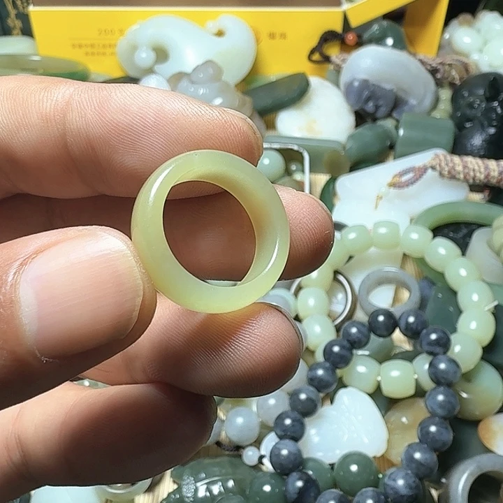 和田玉（糖玉）颈饰未镶嵌藏*