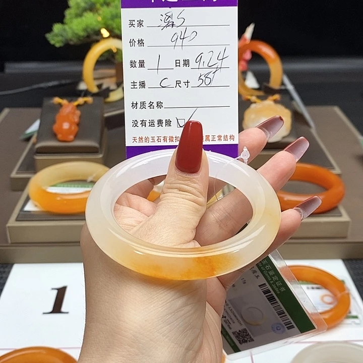 漓***上未镶嵌石英质玉（黄龙玉）手镯