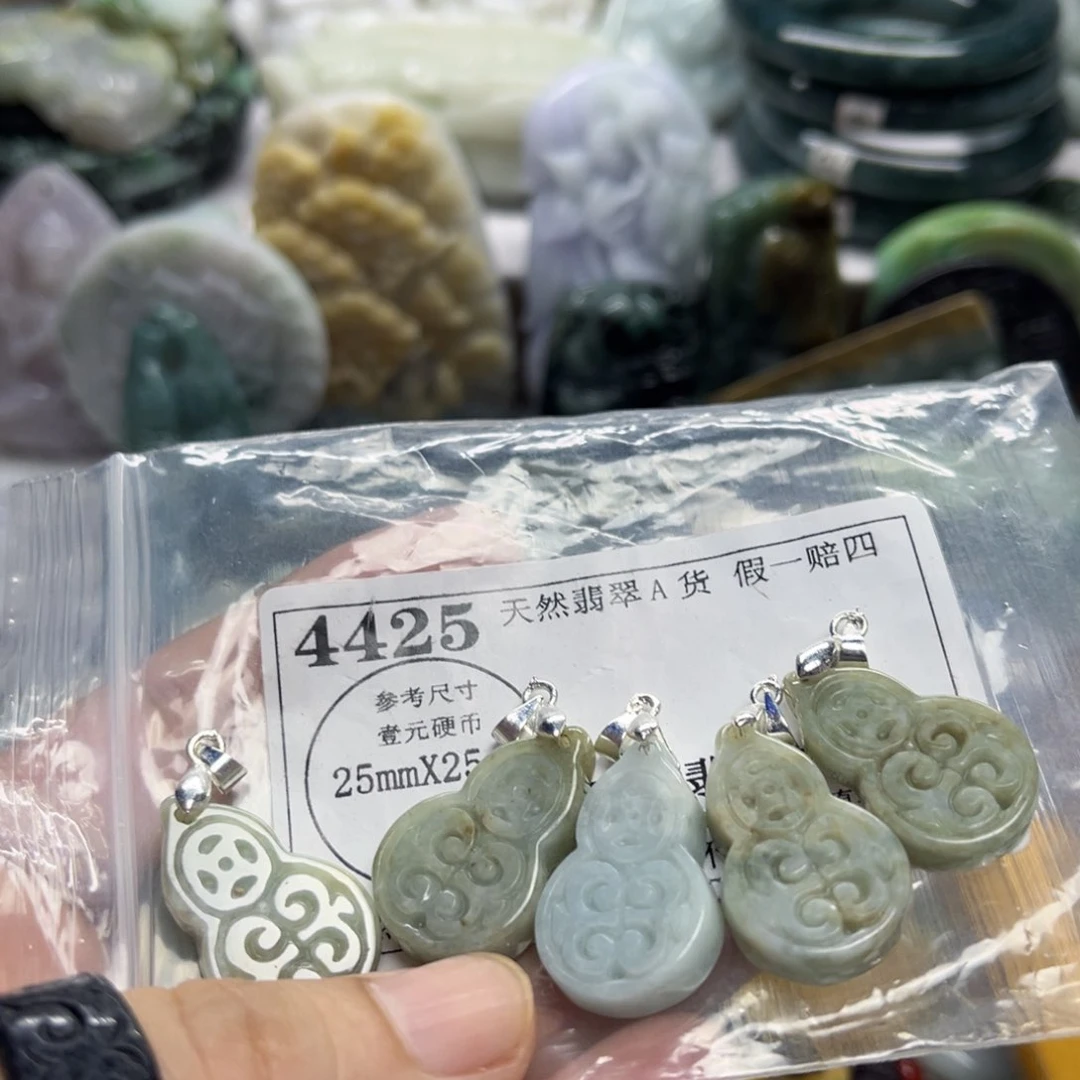 翡翠未镶嵌颈饰4425