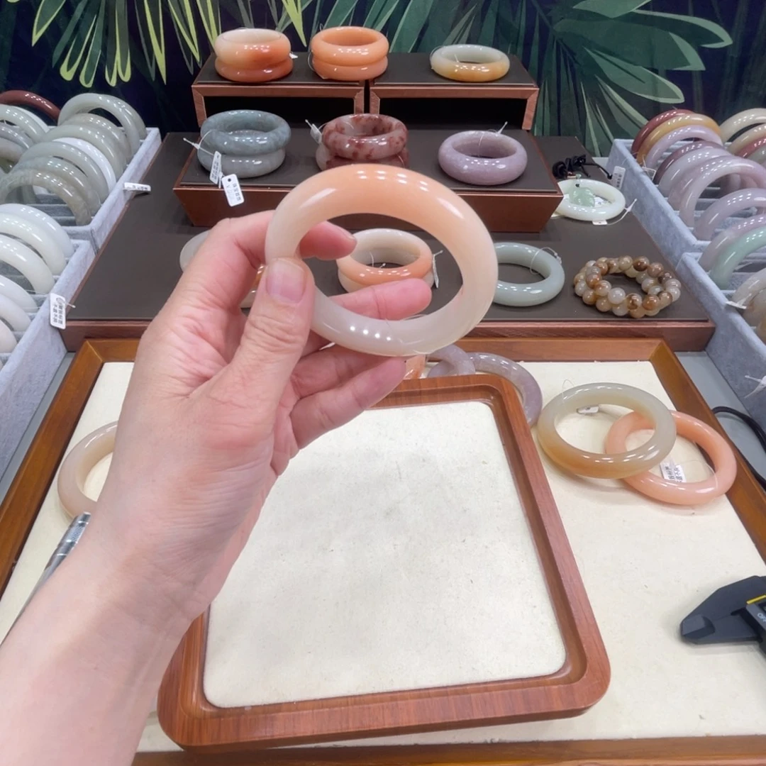 虎***娴石英岩玉未镶嵌手镯