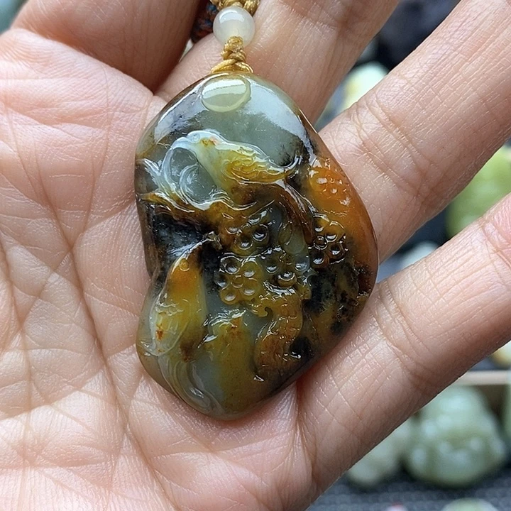 颈饰未镶嵌和田玉（糖玉）