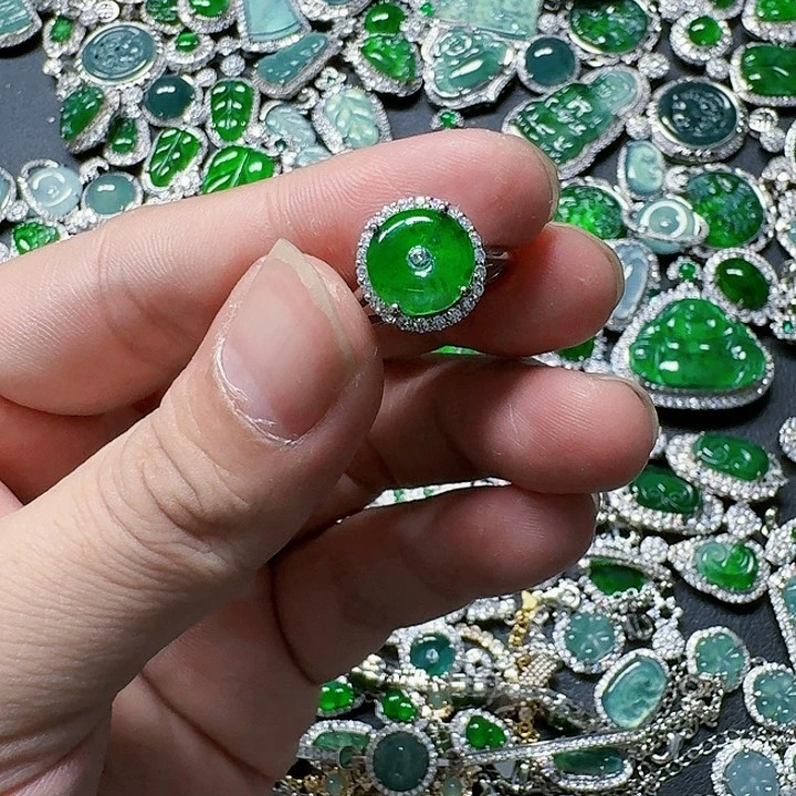 翡翠颈饰未镶嵌天然A货翡翠放漏