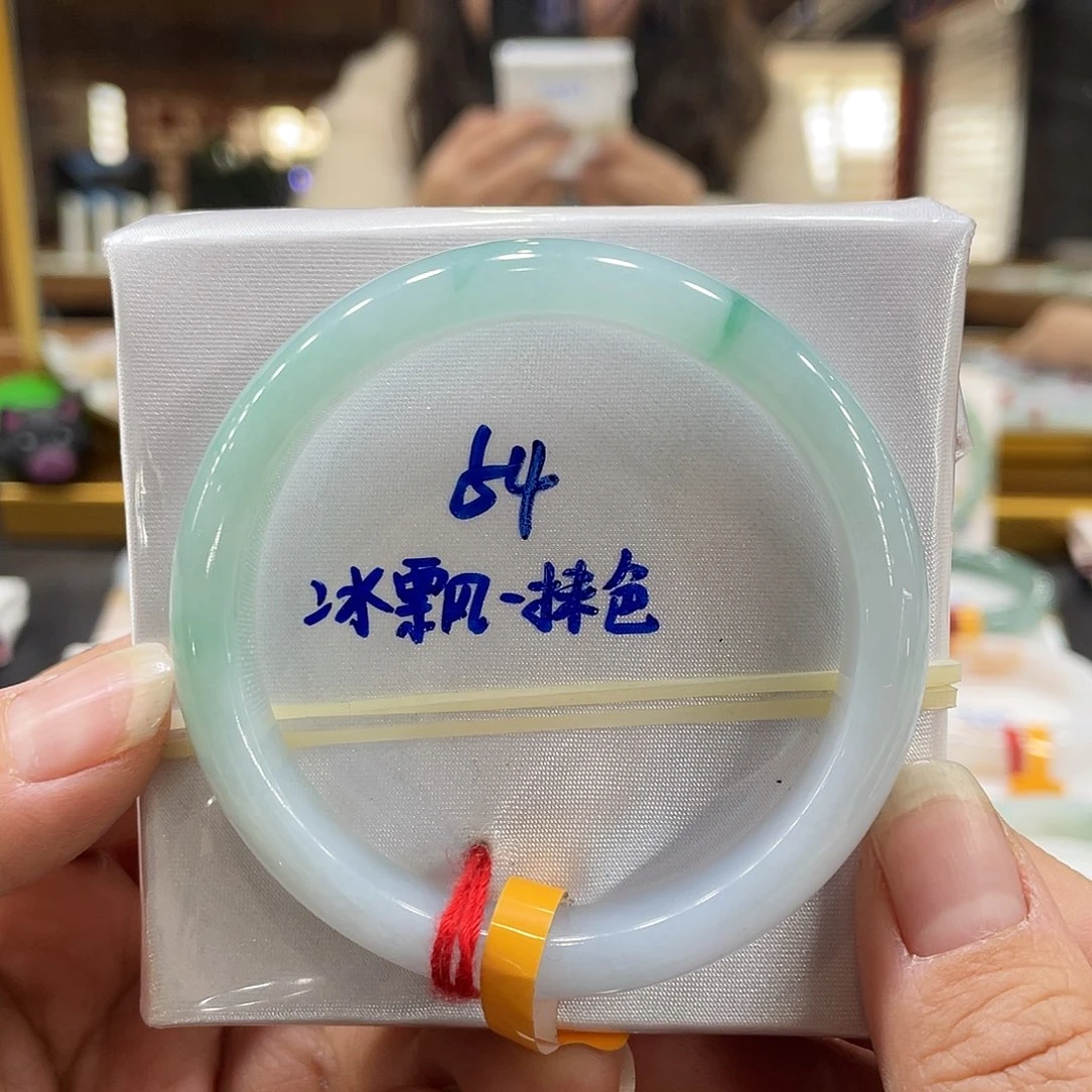 翡翠手镯未镶嵌翡翠