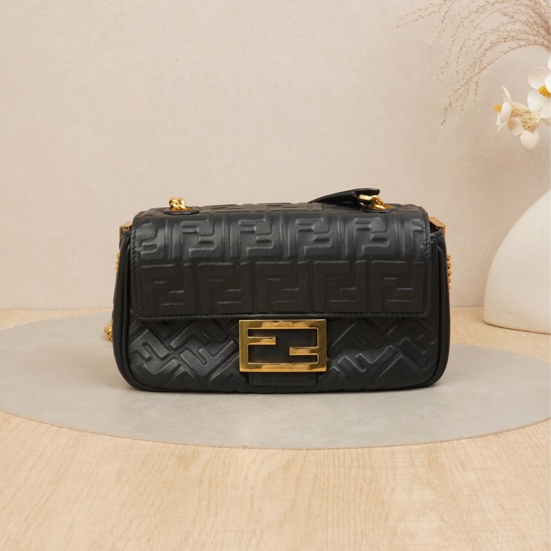95新 FENDI/芬迪 芬迪浮雕法棍包黑金羊皮/DS044979