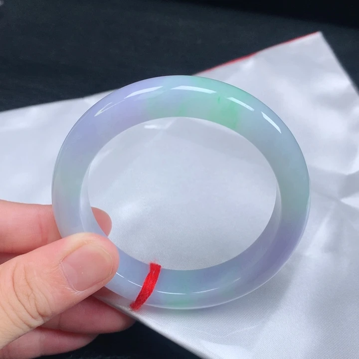 翡翠手镯未镶嵌。