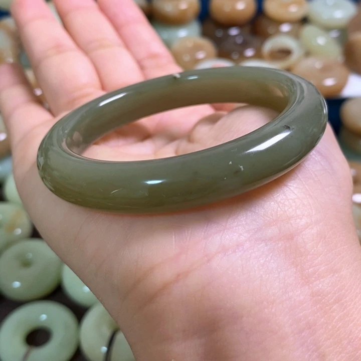 和田玉未镶嵌手镯