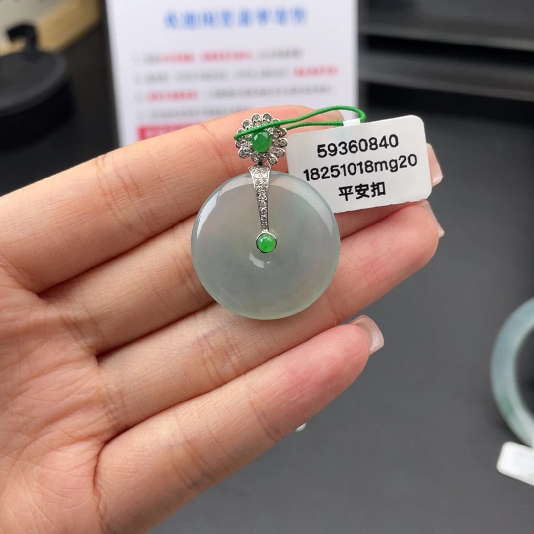 翡翠18K金镶嵌颈饰蓝冰扣子（万内买断3705）