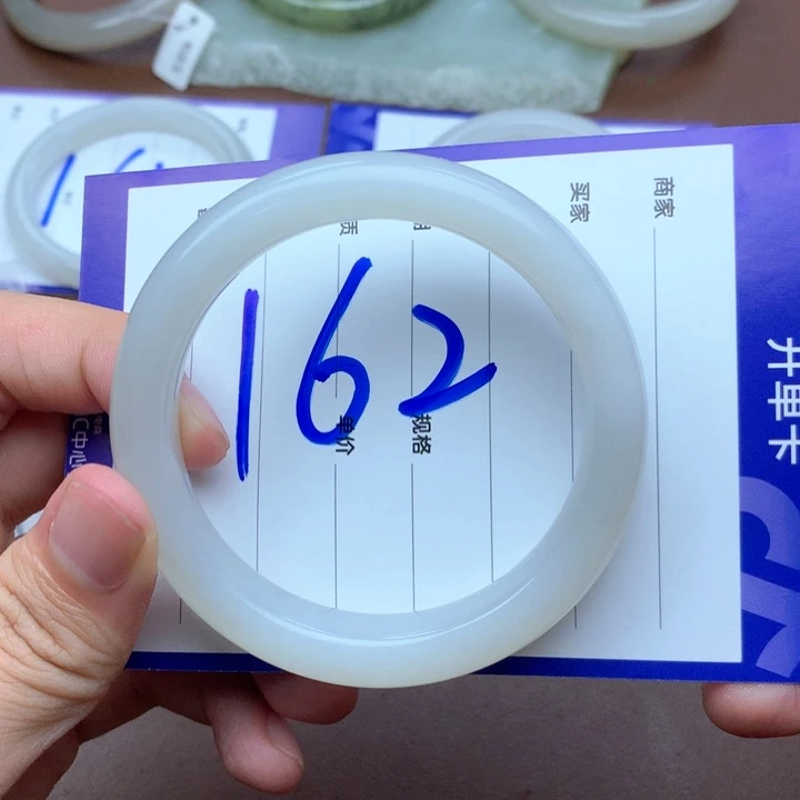 和田玉手镯未镶嵌小*?