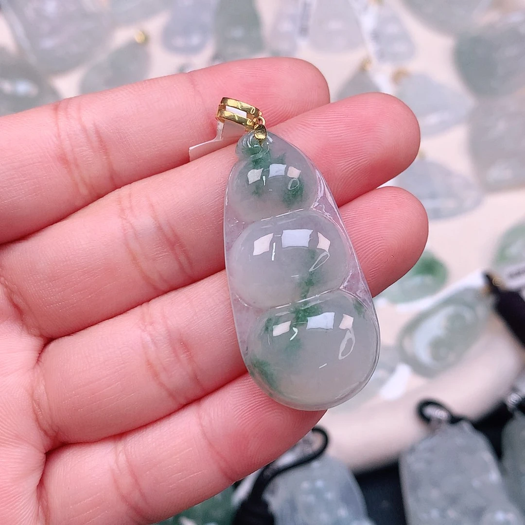 翡翠颈饰18K金镶嵌飘绿大豆子