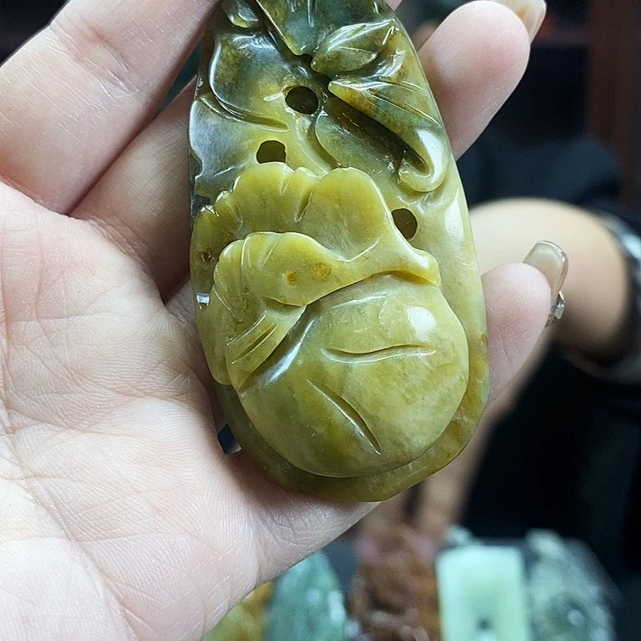 蛇纹石玉吊坠未镶嵌