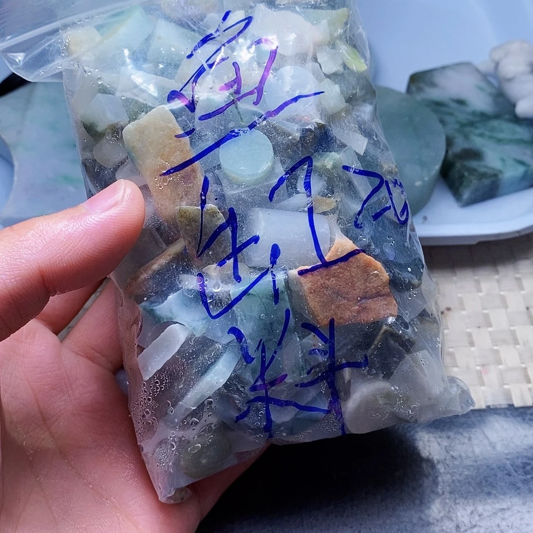 翡翠未镶嵌颈饰585