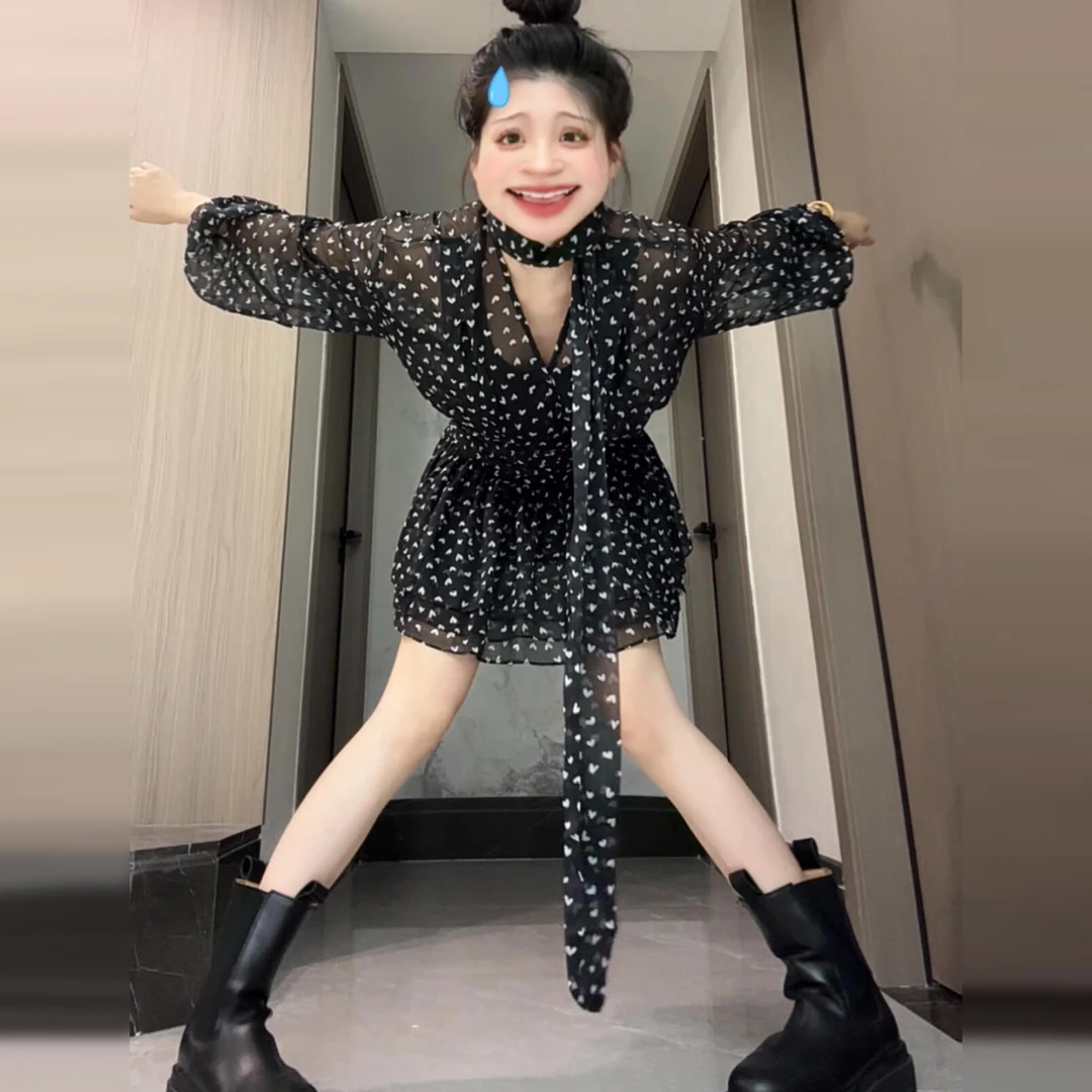 法式v领碎花黑色雪纺连衣裙子女夏季2025新款茶歇小个子收腰短裙