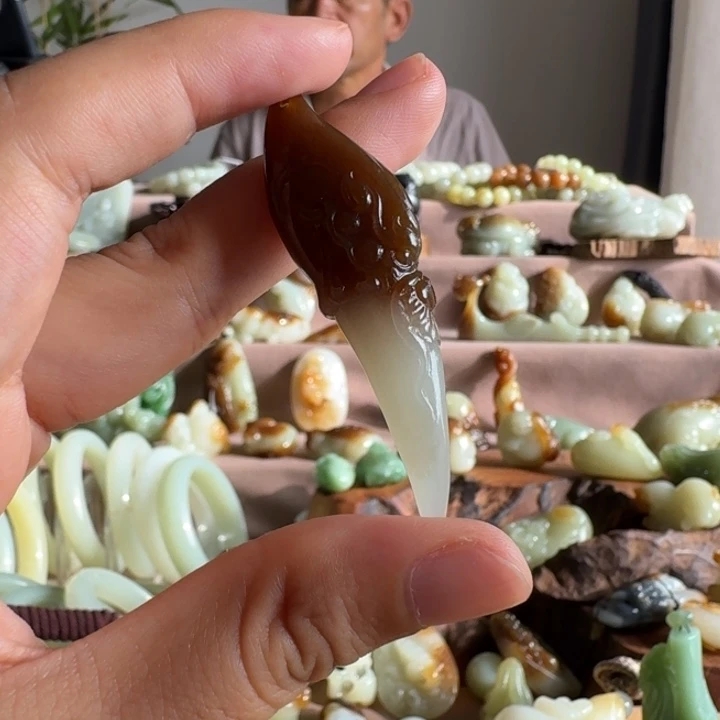 颈饰未镶嵌和田玉（糖玉）