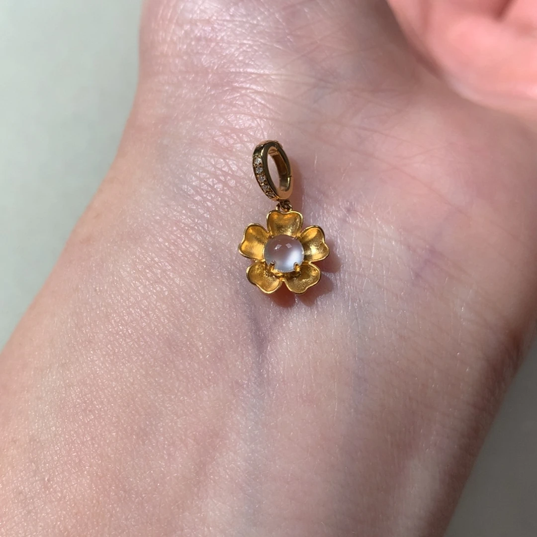 茉***开翡翠18K金镶嵌颈饰花