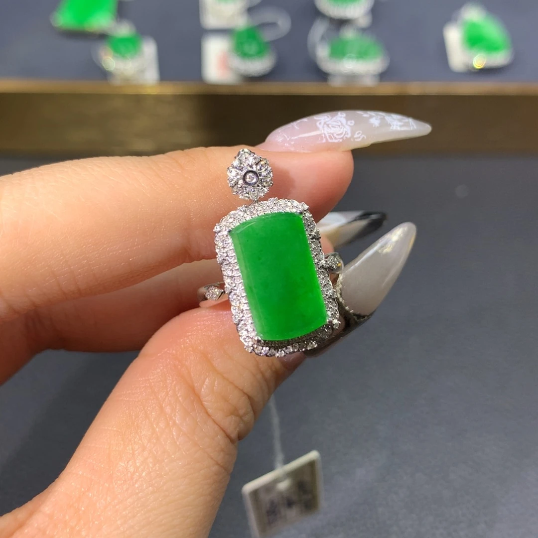 翡翠戒指18K金镶嵌翡翠