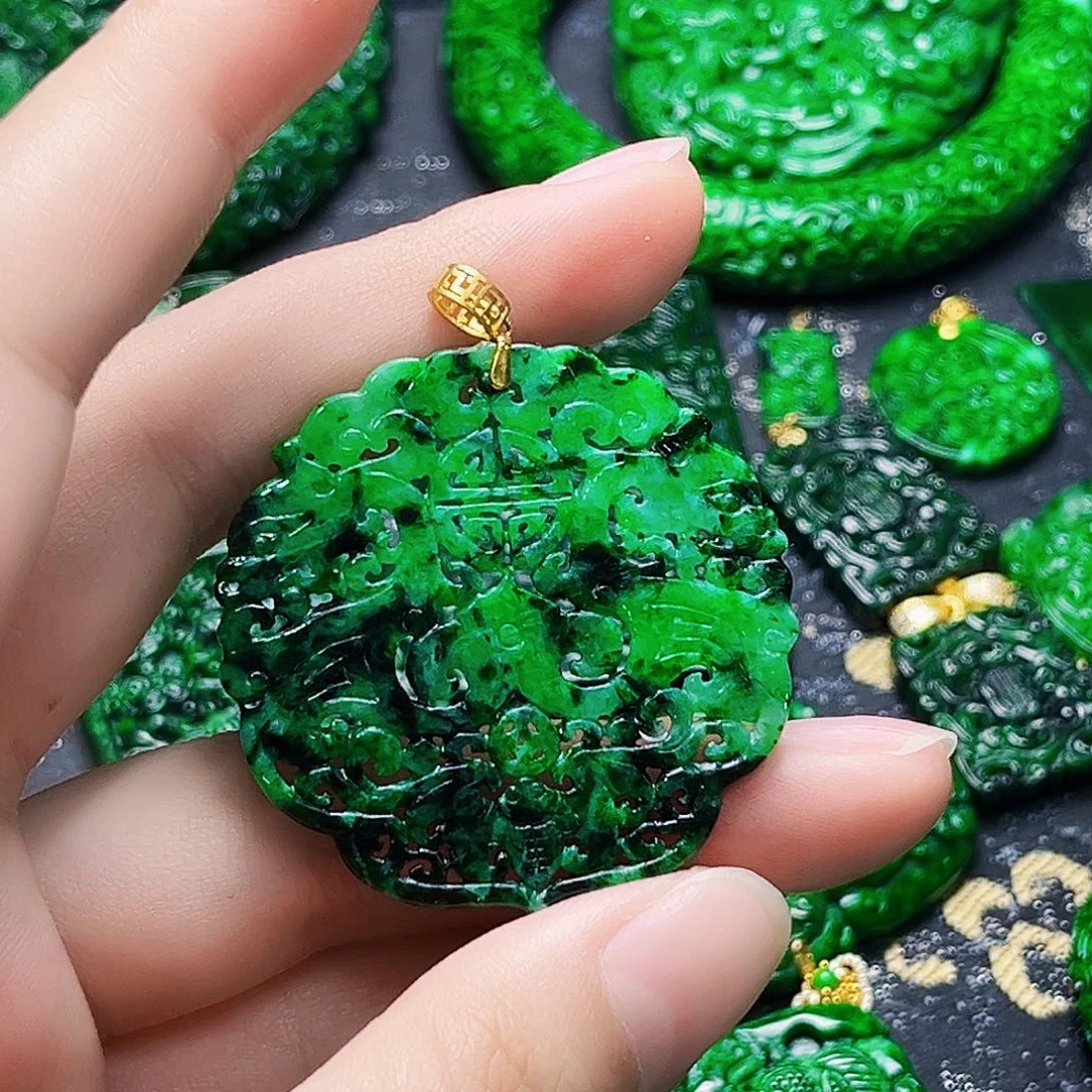 颈饰18K金镶嵌翡翠多样性