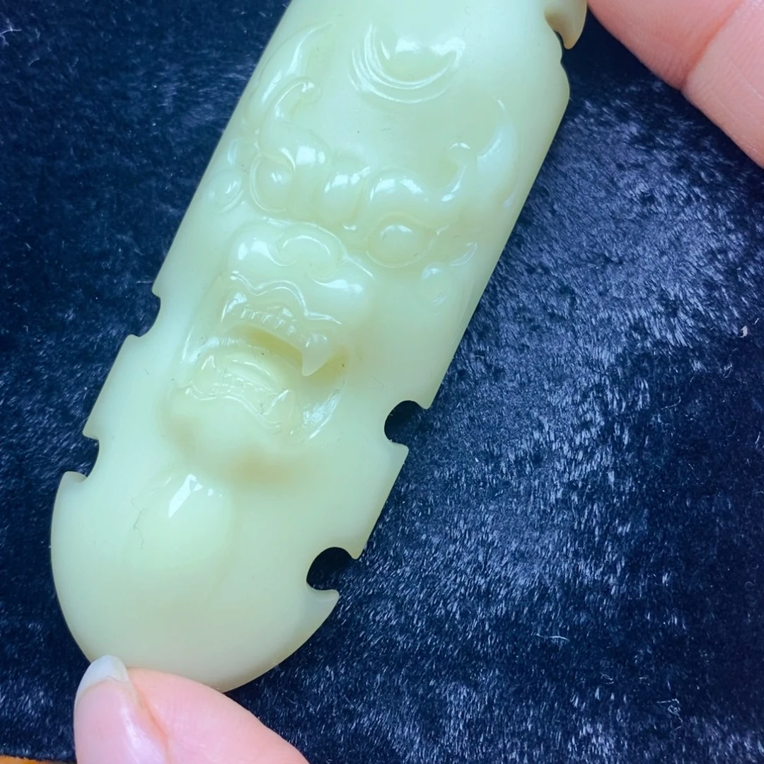 未镶嵌石英质玉（黄龙玉）颈饰