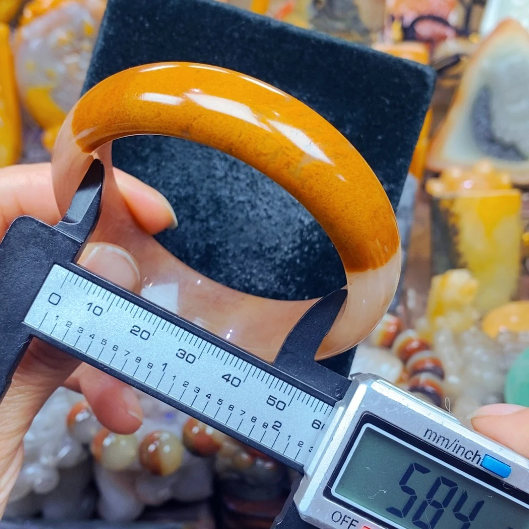 未镶嵌石英质玉（黄龙玉）颈饰